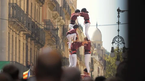 Castellers. Human Towers performance in Sant Jaume Square. Defocused Barcelona Stockbeeldmateriaal 117106954