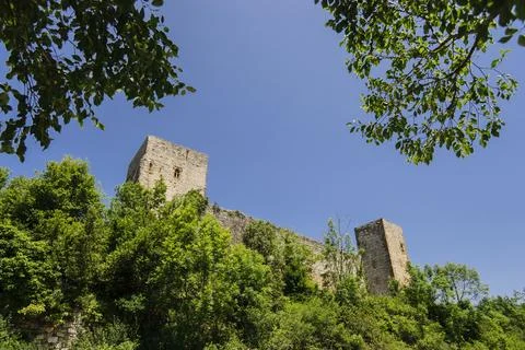 Castillo de Puivert, siglo XIV, castillo ctaro ubicado en el pueblo de Puiver Stock Photos