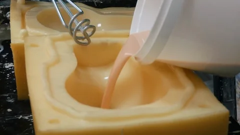 Casting the shape of a human dummy head 库存影片 119529174