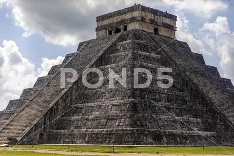 Photograph: The castle and temple of Chichen Itza known as the famous ...