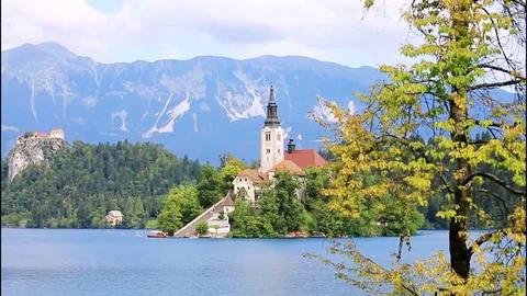 Castle on the lake Vídeos de archivo 75042417