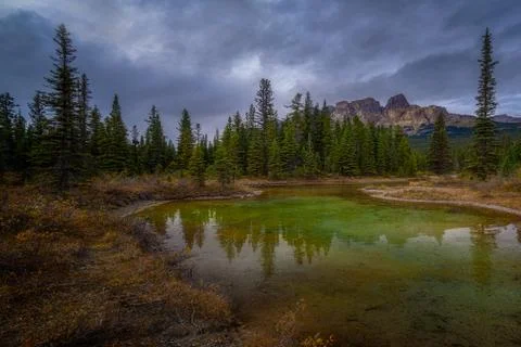 Castle Mountain at Bow river in Alberta Foto stock