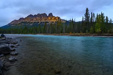 Castle Mountain at Bow river in Alberta Foto stock