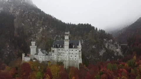 Castle in the mountains 库存影片 142392916