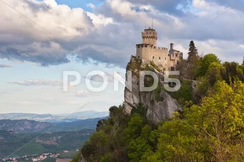 Castle in san marino - la cesta or fratta, seconda torre Stock Photos