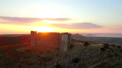 Castle on top of the mountain, and the sun rising over the horizon 動画素材 68518286