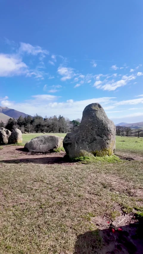 Castlerigg Stone Circle, ancient megalithic monument, standing in a green field Vidéo 333707082