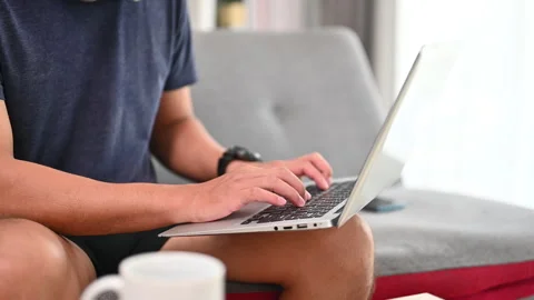 Casual man freelancer hands typing on laptop working online spending leisure Vídeo Stock 253407511