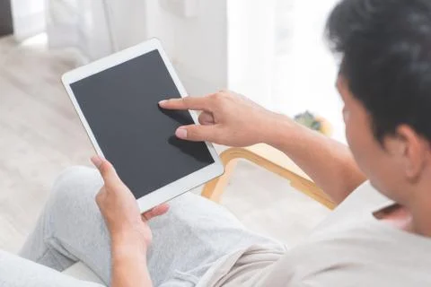 Casual man is using empty tablet screen for tablet application mock up Stockfoto's