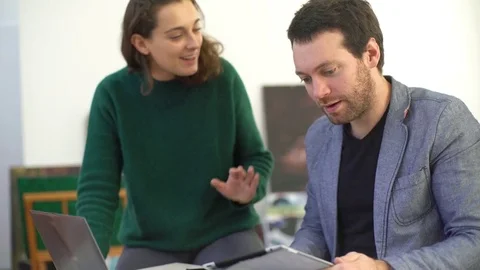Casually dressed business partners shaking hands Stock-Footage 75182248