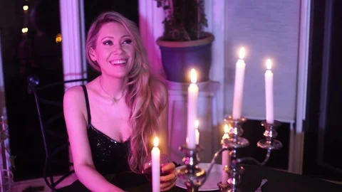 Casually talking off camera 库存影片 108214396