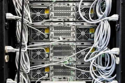 Cat 5 cables hooked to servers in a computer server farm. Stockfoto's