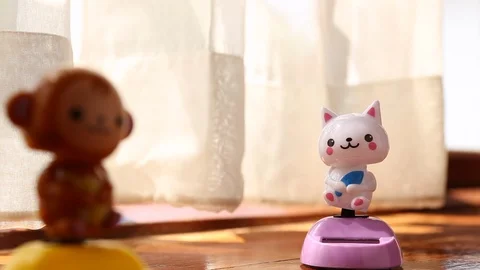 Cat and monkey doll dancing 動画素材 109216596