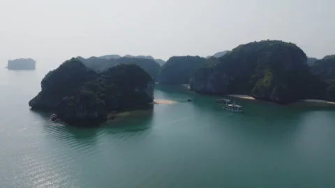 Cat Ba Vietnam bay cliffs and calm green water 库存影片 332619507