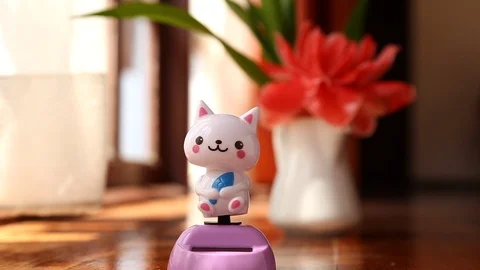 Cat dancing with flower vase 動画素材 107990586