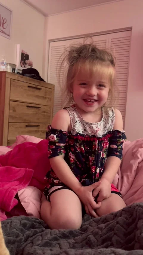 Cat Doesn't Know How to React When Little Girl Puts a Crown on Him, Pinellas Cou Video stock 234225552