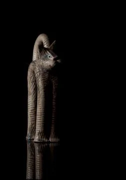Cat figurine on black background Stockfoto's