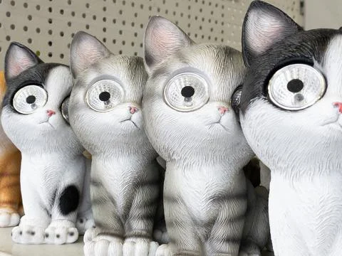 Cat figurines with flashlights Foto stock