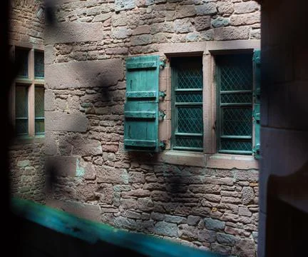 A cat sitting on a bench in front of a brick building Foto stock