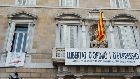 Catalan flag and protest signs for Catalonia independence in Barcelona, Spain Vídeo Stock 118569458