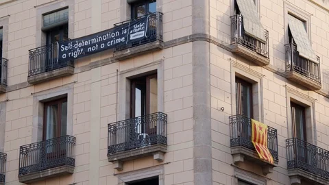 Catalan flag and protest signs for Catalonia independence in Barcelona, Spain Видео 118569796