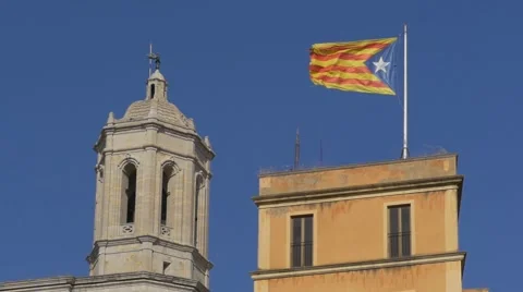 Catalan flag flapping in the wind in Girona, Costa Brava Video stock 68162456