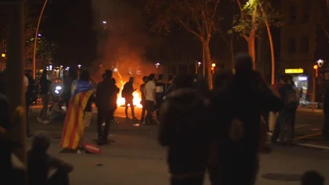 Catalan Independence Burning Streets Protest Conflict 13 Barcelona, Spain Video stock 118322885