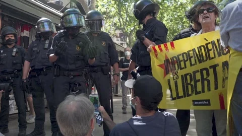 Catalan independence protesters chant in front of police Stock-Footage 163286911