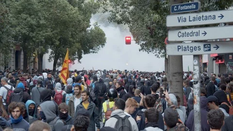 Catalan protestor mob chants amid smoke in Barcelona, Spain 動画素材 118548533