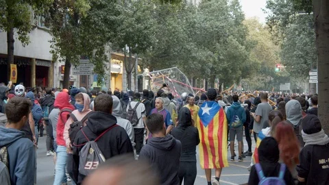 Catalan protestor mob tears down fence and cheers in Barcelona, Spain Vídeo Stock 118549520