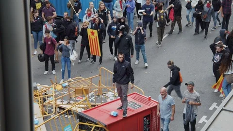 Catalan protestor mob turns dangerous in Barcelona, Spain Vídeos de archivo 118548213