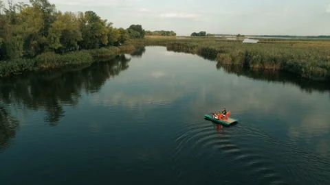 Catamaran Are Floating In The River. 库存影片 94422460