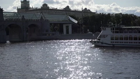 Catamaran boat with large motor on the river. Sightseeing in Moscow 库存影片 137652575