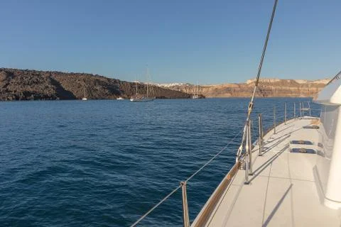 Catamaran deck overlooking santorini. Foto stock