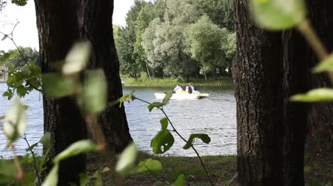 Catamaran in park Video stock 25006540