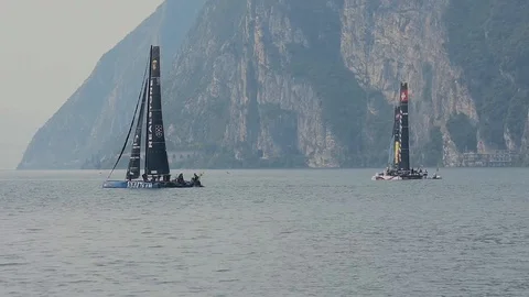 Catamaran sailing before the regatta 動画素材 90583968