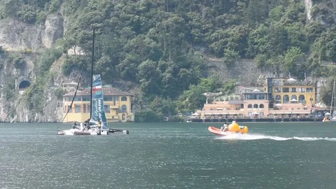 Catamaran sailing before the regatta 動画素材 90583999