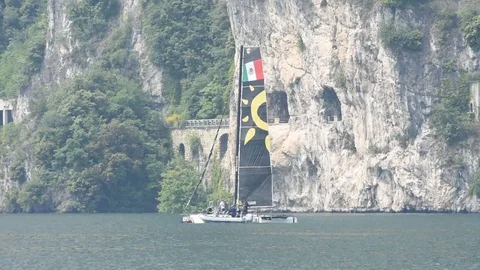 Catamaran sailing before the regatta 動画素材 90585324