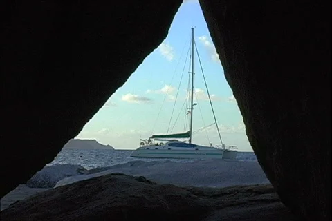 Catamaran thru Baths Video stock 816867