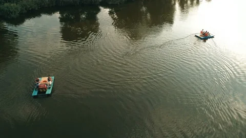 Catamarans Are Floating In The River. 库存影片 94422373