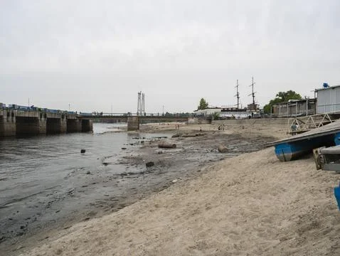 Catastrophic decrease in the water level in the Dnipro river Stockfoto's