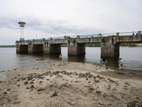 Catastrophic decrease in the water level in the Dnipro river Stockfoto's