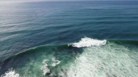 Catch the Action: Awe-Inspiring Drone Footage of Big Wave Surfing Vídeo Stock 165190716