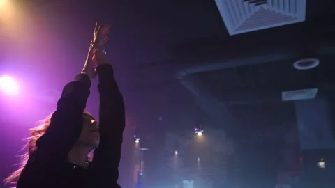 Catching blonde is dancing amid the clouds of smoke Video stock 87106930