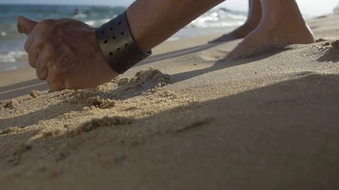 Catching sand in slow motion 4 動画素材 128074864