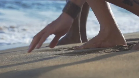 Catching the sand in slow motion Video stock 128074765