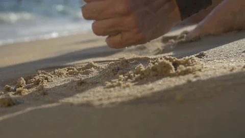 Catching sand in slow motion Video stock 128074802