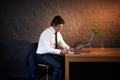 Catching up on some admin. a businessman working late at the office. Foto stock