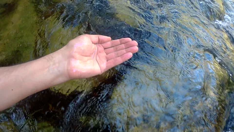 Catching water from mountain river Vidéo 250177621