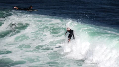 Catching a wave. Vídeos de archivo 313857320